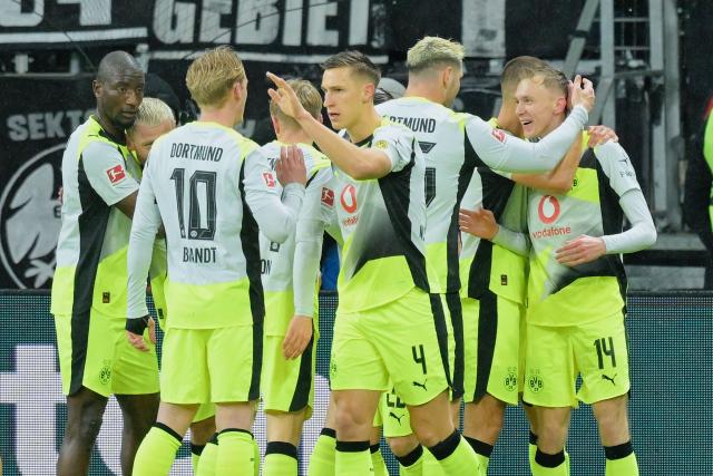 09 January 2026, Hesse, Frankfurt/Main: Borussia Dortmund's Maximilian Beier (R) celebrates scoring his side's first goal with teammates during the German Bundesliga soccer match between Eintracht Frankfurt and Borussia Dortmund at Deutsche Bank Park. Photo: Uwe Anspach/dpa - WICHTIGER HINWEIS: Gemäß den Vorgaben der DFL Deutsche Fußball Liga bzw. des DFB Deutscher Fußball-Bund ist es untersagt, in dem Stadion und/oder vom Spiel angefertigte Fotoaufnahmen in Form von Sequenzbildern und/oder videoähnlichen Fotostrecken zu verwerten bzw. verwerten zu lassen.