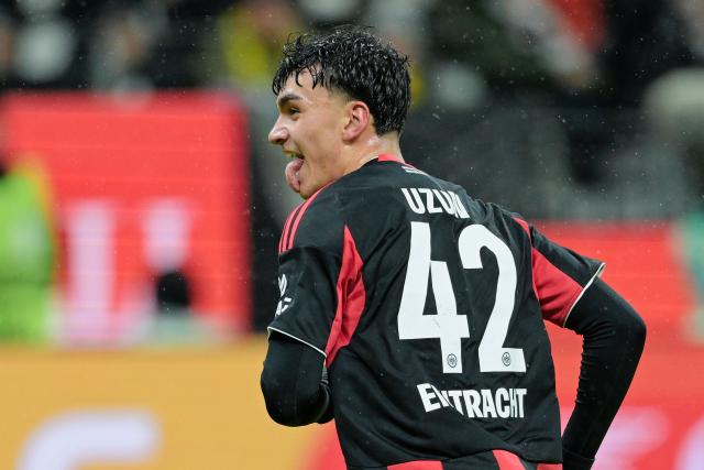 09 January 2026, Hesse, Frankfurt/Main: Eintracht Frankfurt's Can Uzun celebrates scoring his side's first goal during the German Bundesliga soccer match between Eintracht Frankfurt and Borussia Dortmund at Deutsche Bank Park. Photo: Uwe Anspach/dpa - WICHTIGER HINWEIS: Gemäß den Vorgaben der DFL Deutsche Fußball Liga bzw. des DFB Deutscher Fußball-Bund ist es untersagt, in dem Stadion und/oder vom Spiel angefertigte Fotoaufnahmen in Form von Sequenzbildern und/oder videoähnlichen Fotostrecken zu verwerten bzw. verwerten zu lassen.