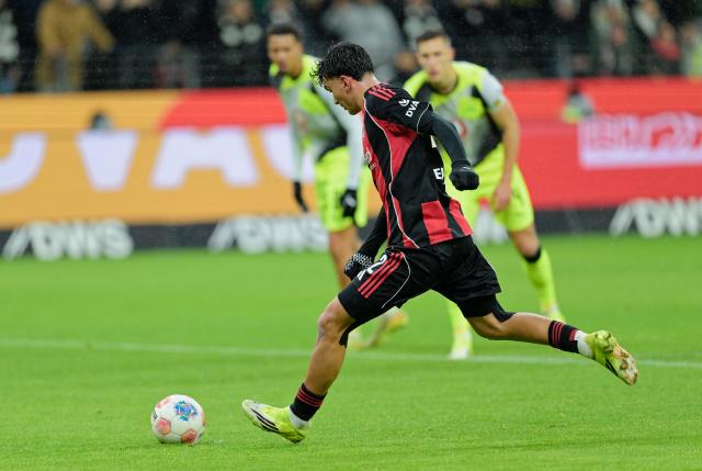 09 January 2026, Hesse, Frankfurt/Main: Eintracht Frankfurt's Can Uzun scores his side's first goal during the German Bundesliga soccer match between Eintracht Frankfurt and Borussia Dortmund at Deutsche Bank Park. Photo: Uwe Anspach/dpa - WICHTIGER HINWEIS: Gemäß den Vorgaben der DFL Deutsche Fußball Liga bzw. des DFB Deutscher Fußball-Bund ist es untersagt, in dem Stadion und/oder vom Spiel angefertigte Fotoaufnahmen in Form von Sequenzbildern und/oder videoähnlichen Fotostrecken zu verwerten bzw. verwerten zu lassen.