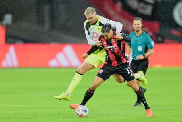 09 January 2026, Hesse, Frankfurt/Main: Borussia Dortmund's Niklas Suele (L) and Eintracht Frankfurt's Younes Ebnoutalib battle for the ball during the German Bundesliga soccer match between Eintracht Frankfurt and Borussia Dortmund at Deutsche Bank Park. Photo: Uwe Anspach/dpa - WICHTIGER HINWEIS: Gemäß den Vorgaben der DFL Deutsche Fußball Liga bzw. des DFB Deutscher Fußball-Bund ist es untersagt, in dem Stadion und/oder vom Spiel angefertigte Fotoaufnahmen in Form von Sequenzbildern und/oder videoähnlichen Fotostrecken zu verwerten bzw. verwerten zu lassen.
