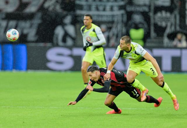09 January 2026, Hesse, Frankfurt/Main: Borussia Dortmund's Waldemar Anton (R) and Eintracht Frankfurt's Younes Ebnoutalib battle for the ball during the German Bundesliga soccer match between Eintracht Frankfurt and Borussia Dortmund at Deutsche Bank Park. Photo: Uwe Anspach/dpa - WICHTIGER HINWEIS: Gemäß den Vorgaben der DFL Deutsche Fußball Liga bzw. des DFB Deutscher Fußball-Bund ist es untersagt, in dem Stadion und/oder vom Spiel angefertigte Fotoaufnahmen in Form von Sequenzbildern und/oder videoähnlichen Fotostrecken zu verwerten bzw. verwerten zu lassen.