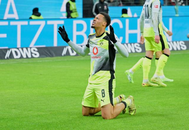 09 January 2026, Hesse, Frankfurt/Main: Borussia Dortmund's Felix Nmecha celebrates scoring his side's second goal during the German Bundesliga soccer match between Eintracht Frankfurt and Borussia Dortmund at Deutsche Bank Park. Photo: Uwe Anspach/dpa - WICHTIGER HINWEIS: Gemäß den Vorgaben der DFL Deutsche Fußball Liga bzw. des DFB Deutscher Fußball-Bund ist es untersagt, in dem Stadion und/oder vom Spiel angefertigte Fotoaufnahmen in Form von Sequenzbildern und/oder videoähnlichen Fotostrecken zu verwerten bzw. verwerten zu lassen.