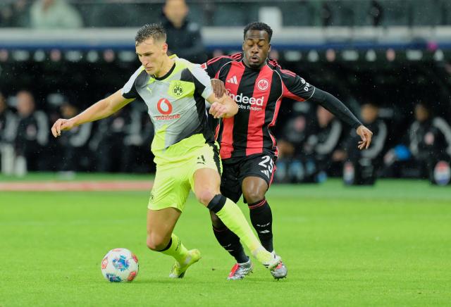 09 January 2026, Hesse, Frankfurt/Main: Borussia Dortmund's Nico Schlotterbeck (L) and Eintracht Frankfurt's Arnaud Kalimuendo battle for the ball during the German Bundesliga soccer match between Eintracht Frankfurt and Borussia Dortmund at Deutsche Bank Park. Photo: Uwe Anspach/dpa - WICHTIGER HINWEIS: Gemäß den Vorgaben der DFL Deutsche Fußball Liga bzw. des DFB Deutscher Fußball-Bund ist es untersagt, in dem Stadion und/oder vom Spiel angefertigte Fotoaufnahmen in Form von Sequenzbildern und/oder videoähnlichen Fotostrecken zu verwerten bzw. verwerten zu lassen.