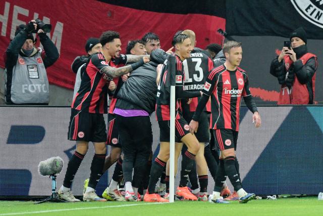 09 January 2026, Hesse, Frankfurt/Main: Frankfurt olayers celebrate their side's third goal during the German Bundesliga soccer match between Eintracht Frankfurt and Borussia Dortmund at Deutsche Bank Park. Photo: Uwe Anspach/dpa - WICHTIGER HINWEIS: Gemäß den Vorgaben der DFL Deutsche Fußball Liga bzw. des DFB Deutscher Fußball-Bund ist es untersagt, in dem Stadion und/oder vom Spiel angefertigte Fotoaufnahmen in Form von Sequenzbildern und/oder videoähnlichen Fotostrecken zu verwerten bzw. verwerten zu lassen.