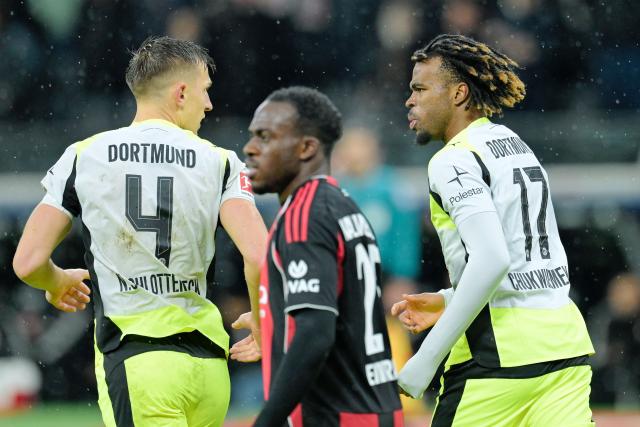09 January 2026, Hesse, Frankfurt/Main: Borussia Dortmund's Carney Chukwuemeka (R) celebrates scoring his side's third goal with teammate Nico Schlotterbeck during the German Bundesliga soccer match between Eintracht Frankfurt and Borussia Dortmund at Deutsche Bank Park. Photo: Uwe Anspach/dpa - WICHTIGER HINWEIS: Gemäß den Vorgaben der DFL Deutsche Fußball Liga bzw. des DFB Deutscher Fußball-Bund ist es untersagt, in dem Stadion und/oder vom Spiel angefertigte Fotoaufnahmen in Form von Sequenzbildern und/oder videoähnlichen Fotostrecken zu verwerten bzw. verwerten zu lassen.