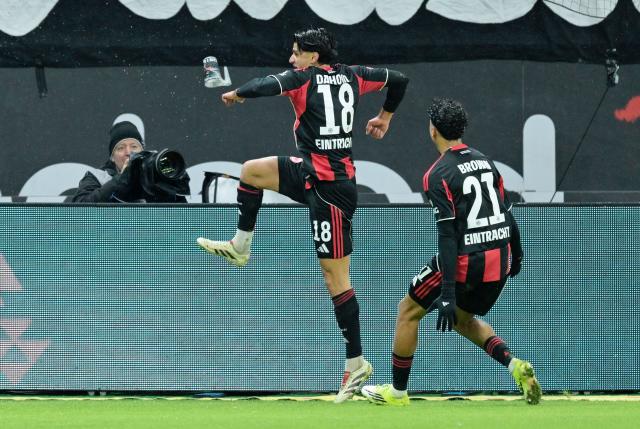 09 January 2026, Hesse, Frankfurt/Main: Eintracht Frankfurt's Mahmoud Dahoud (L) celebrates scoring his side's third goal with teammate Nathaniel Brown during the German Bundesliga soccer match between Eintracht Frankfurt and Borussia Dortmund at Deutsche Bank Park. Photo: Uwe Anspach/dpa - WICHTIGER HINWEIS: Gemäß den Vorgaben der DFL Deutsche Fußball Liga bzw. des DFB Deutscher Fußball-Bund ist es untersagt, in dem Stadion und/oder vom Spiel angefertigte Fotoaufnahmen in Form von Sequenzbildern und/oder videoähnlichen Fotostrecken zu verwerten bzw. verwerten zu lassen.
