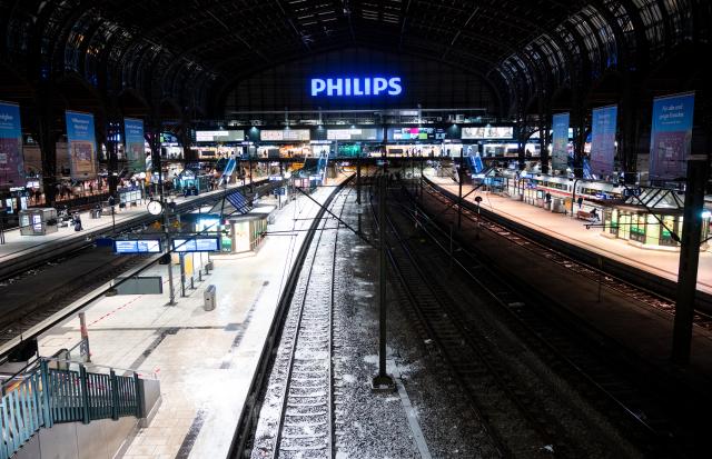 10 January 2026, Hamburg: Only a few travelers are on the move at the main station in the morning. There are still restrictions on rail traffic in the north following storm Elli. Photo: Daniel Bockwoldt/dpa