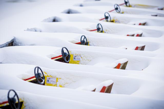 10 January 2026, Lower Saxony, Hanover: Snow-covered pedal boats lie in the frozen Maschsee. Photo: Moritz Frankenberg/dpa