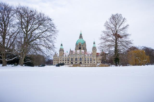10 January 2025, Lower Saxony, Hanover: A meadow in Maschpark in front of the New Town Hall is covered in snow. Photo: Moritz Frankenberg/dpa