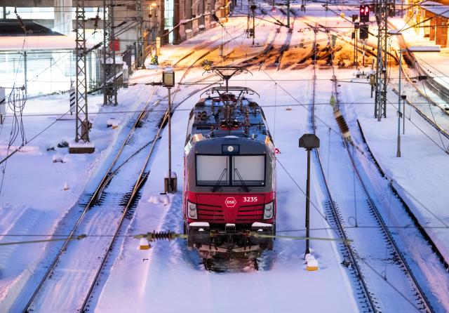 10 January 2026, Hamburg: A locomotive is parked at Im Schee main station in the morning. There are still restrictions on rail traffic in the north following storm Elli. Photo: Daniel Bockwoldt/dpa