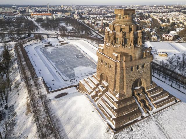 10 January 2026, Saxony, Leipzig: An aerial view shows people visiting the Monument to the Battle of the Nations with the frozen Lake of Tears. Photo: Jan Woitas/dpa