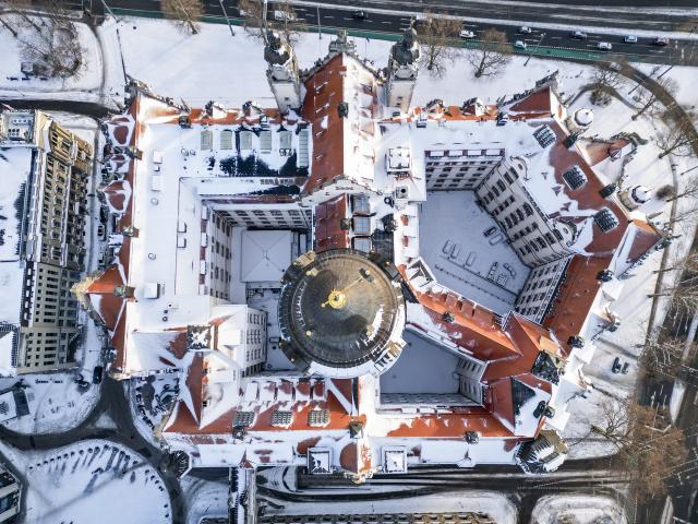 10 January 2026, Saxony, Leipzig: An aerial view shows the snow-covered New Town Hall. Photo: Jan Woitas/dpa