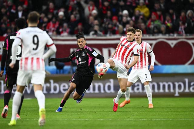 10 January 2026, Baden-Wuerttemberg, Freiburg im Breisgau: Hamburg's Damion Downs (L) and Freiburg's Maximilian Eggestein battle for the ball during the German Bundesliga soccer match between SC Freiburg and Hamburger SV at Europa-Park Stadium. Photo: Silas Stein/dpa - WICHTIGER HINWEIS: Gemäß den Vorgaben der DFL Deutsche Fußball Liga bzw. des DFB Deutscher Fußball-Bund ist es untersagt, in dem Stadion und/oder vom Spiel angefertigte Fotoaufnahmen in Form von Sequenzbildern und/oder videoähnlichen Fotostrecken zu verwerten bzw. verwerten zu lassen.