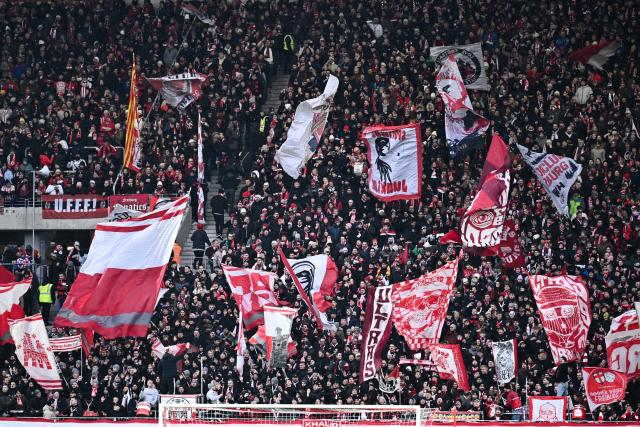 10 January 2026, Baden-Wuerttemberg, Freiburg im Breisgau: Freiburg fans cheer in the stands during the German Bundesliga soccer match between SC Freiburg and Hamburger SV at Europa-Park Stadium. Photo: Silas Stein/dpa - WICHTIGER HINWEIS: Gemäß den Vorgaben der DFL Deutsche Fußball Liga bzw. des DFB Deutscher Fußball-Bund ist es untersagt, in dem Stadion und/oder vom Spiel angefertigte Fotoaufnahmen in Form von Sequenzbildern und/oder videoähnlichen Fotostrecken zu verwerten bzw. verwerten zu lassen.