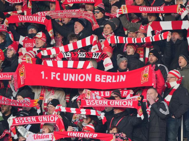 10 January 2026, Berlin: Union fans cheer in the stands during the German Bundesliga soccer match between 1. FC Union Berlin and FSV Mainz 05 at An der Alten Foersterei. Photo: Soeren Stache/dpa - WICHTIGER HINWEIS: Gemäß den Vorgaben der DFL Deutsche Fußball Liga bzw. des DFB Deutscher Fußball-Bund ist es untersagt, in dem Stadion und/oder vom Spiel angefertigte Fotoaufnahmen in Form von Sequenzbildern und/oder videoähnlichen Fotostrecken zu verwerten bzw. verwerten zu lassen.