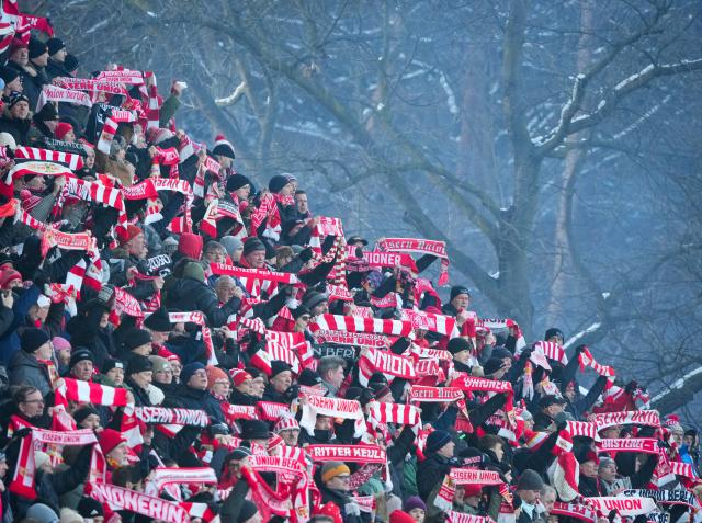 10 January 2026, Berlin: Union fans cheer in the stands during the German Bundesliga soccer match between 1. FC Union Berlin and FSV Mainz 05 at An der Alten Foersterei. Photo: Soeren Stache/dpa - WICHTIGER HINWEIS: Gemäß den Vorgaben der DFL Deutsche Fußball Liga bzw. des DFB Deutscher Fußball-Bund ist es untersagt, in dem Stadion und/oder vom Spiel angefertigte Fotoaufnahmen in Form von Sequenzbildern und/oder videoähnlichen Fotostrecken zu verwerten bzw. verwerten zu lassen.