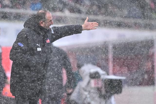 10 January 2026, Baden-Wuerttemberg, Heidenheim: Heidenheim coach Frank Schmidt gestures on the touchline during the German Bundesliga soccer match between 1. FC Heidenheim and 1. FC Cologne at Voith Arena. Photo: Harry Langer/dpa - WICHTIGER HINWEIS: Gemäß den Vorgaben der DFL Deutsche Fußball Liga bzw. des DFB Deutscher Fußball-Bund ist es untersagt, in dem Stadion und/oder vom Spiel angefertigte Fotoaufnahmen in Form von Sequenzbildern und/oder videoähnlichen Fotostrecken zu verwerten bzw. verwerten zu lassen.