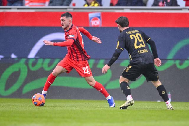 10 January 2026, Baden-Wuerttemberg, Heidenheim: Heidenheim's Arijon Ibrahimovic (L) and Cologne's Jan Thielmann battle for the ball during the German Bundesliga soccer match between 1. FC Heidenheim and 1. FC Cologne at Voith Arena. Photo: Harry Langer/dpa - WICHTIGER HINWEIS: Gemäß den Vorgaben der DFL Deutsche Fußball Liga bzw. des DFB Deutscher Fußball-Bund ist es untersagt, in dem Stadion und/oder vom Spiel angefertigte Fotoaufnahmen in Form von Sequenzbildern und/oder videoähnlichen Fotostrecken zu verwerten bzw. verwerten zu lassen.