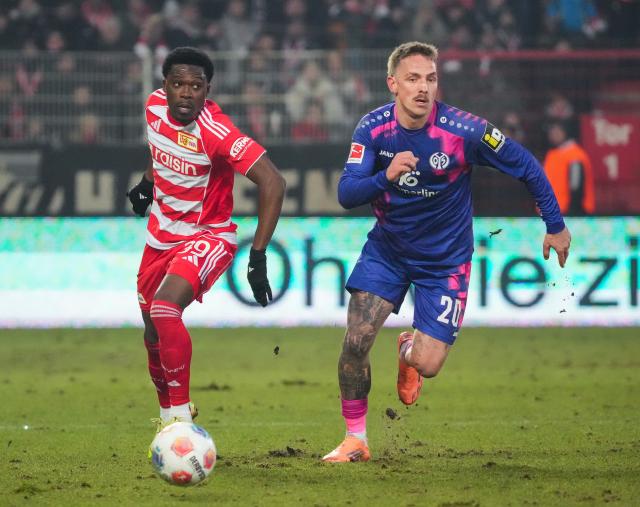 10 January 2026, Berlin: Mainz's Phillip Tietz (R) and Union Berlin's Derrick Koehn battle for the ball during the German Bundesliga soccer match between 1. FC Union Berlin and FSV Mainz 05 at An der Alten Foersterei. Photo: Soeren Stache/dpa - WICHTIGER HINWEIS: Gemäß den Vorgaben der DFL Deutsche Fußball Liga bzw. des DFB Deutscher Fußball-Bund ist es untersagt, in dem Stadion und/oder vom Spiel angefertigte Fotoaufnahmen in Form von Sequenzbildern und/oder videoähnlichen Fotostrecken zu verwerten bzw. verwerten zu lassen.