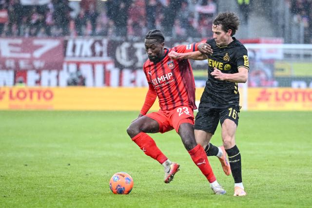 10 January 2026, Baden-Wuerttemberg, Heidenheim: Heidenheim's Omar Traore (L) and Cologne's Jakub Kaminski battle for the ball during the German Bundesliga soccer match between 1. FC Heidenheim and 1. FC Cologne at Voith Arena. Photo: Harry Langer/dpa - WICHTIGER HINWEIS: Gemäß den Vorgaben der DFL Deutsche Fußball Liga bzw. des DFB Deutscher Fußball-Bund ist es untersagt, in dem Stadion und/oder vom Spiel angefertigte Fotoaufnahmen in Form von Sequenzbildern und/oder videoähnlichen Fotostrecken zu verwerten bzw. verwerten zu lassen.