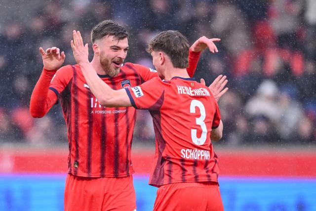 10 January 2026, Baden-Wuerttemberg, Heidenheim: Heidenheim's Julian Niehues (L) celebrates scoring his side's second goal with teammate Jan Schoeppner during the German Bundesliga soccer match between 1. FC Heidenheim and 1. FC Cologne at Voith Arena. Photo: Harry Langer/dpa - WICHTIGER HINWEIS: Gemäß den Vorgaben der DFL Deutsche Fußball Liga bzw. des DFB Deutscher Fußball-Bund ist es untersagt, in dem Stadion und/oder vom Spiel angefertigte Fotoaufnahmen in Form von Sequenzbildern und/oder videoähnlichen Fotostrecken zu verwerten bzw. verwerten zu lassen.