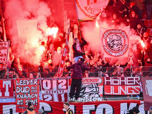 10 January 2026, Baden-Wuerttemberg, Heidenheim: Cologne fans set off flares during the German Bundesliga soccer match between 1. FC Heidenheim and 1. FC Cologne at Voith Arena. Photo: Harry Langer/dpa - WICHTIGER HINWEIS: Gemäß den Vorgaben der DFL Deutsche Fußball Liga bzw. des DFB Deutscher Fußball-Bund ist es untersagt, in dem Stadion und/oder vom Spiel angefertigte Fotoaufnahmen in Form von Sequenzbildern und/oder videoähnlichen Fotostrecken zu verwerten bzw. verwerten zu lassen.