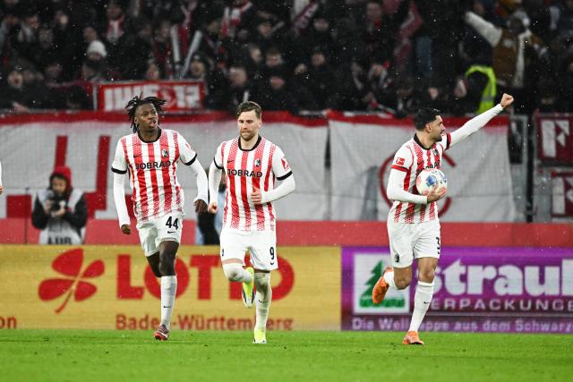 10 January 2026, Baden-Wuerttemberg, Freiburg im Breisgau: Freiburg players celebrate their side's first goal during the German Bundesliga soccer match between SC Freiburg and Hamburger SV at Europa-Park Stadium. Photo: Silas Stein/dpa - WICHTIGER HINWEIS: Gemäß den Vorgaben der DFL Deutsche Fußball Liga bzw. des DFB Deutscher Fußball-Bund ist es untersagt, in dem Stadion und/oder vom Spiel angefertigte Fotoaufnahmen in Form von Sequenzbildern und/oder videoähnlichen Fotostrecken zu verwerten bzw. verwerten zu lassen.