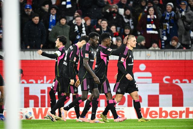 10 January 2026, Baden-Wuerttemberg, Freiburg im Breisgau: Hamburger players celebrate their side's first goal during the German Bundesliga soccer match between SC Freiburg and Hamburger SV at Europa-Park Stadium. Photo: Silas Stein/dpa - WICHTIGER HINWEIS: Gemäß den Vorgaben der DFL Deutsche Fußball Liga bzw. des DFB Deutscher Fußball-Bund ist es untersagt, in dem Stadion und/oder vom Spiel angefertigte Fotoaufnahmen in Form von Sequenzbildern und/oder videoähnlichen Fotostrecken zu verwerten bzw. verwerten zu lassen.