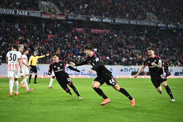 10 January 2026, Baden-Wuerttemberg, Freiburg im Breisgau: Hamburger players celebrate their side's first goal during the German Bundesliga soccer match between SC Freiburg and Hamburger SV at Europa-Park Stadium. Photo: Silas Stein/dpa - WICHTIGER HINWEIS: Gemäß den Vorgaben der DFL Deutsche Fußball Liga bzw. des DFB Deutscher Fußball-Bund ist es untersagt, in dem Stadion und/oder vom Spiel angefertigte Fotoaufnahmen in Form von Sequenzbildern und/oder videoähnlichen Fotostrecken zu verwerten bzw. verwerten zu lassen.