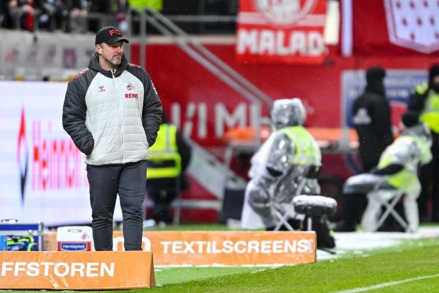 10 January 2026, Baden-Wuerttemberg, Heidenheim: Cologne Coach Lukas Kwasniok stands on the touchline during the German Bundesliga soccer match between 1. FC Heidenheim and 1. FC Cologne at Voith Arena. Photo: Harry Langer/dpa - WICHTIGER HINWEIS: Gemäß den Vorgaben der DFL Deutsche Fußball Liga bzw. des DFB Deutscher Fußball-Bund ist es untersagt, in dem Stadion und/oder vom Spiel angefertigte Fotoaufnahmen in Form von Sequenzbildern und/oder videoähnlichen Fotostrecken zu verwerten bzw. verwerten zu lassen.