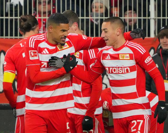 10 January 2026, Berlin: Union Berlin's Diogo Leite (L) celebrates scoring his side's second goal with teammate Marin Ljubicic during the German Bundesliga soccer match between 1. FC Union Berlin and FSV Mainz 05 at An der Alten Foersterei. Photo: Soeren Stache/dpa - WICHTIGER HINWEIS: Gemäß den Vorgaben der DFL Deutsche Fußball Liga bzw. des DFB Deutscher Fußball-Bund ist es untersagt, in dem Stadion und/oder vom Spiel angefertigte Fotoaufnahmen in Form von Sequenzbildern und/oder videoähnlichen Fotostrecken zu verwerten bzw. verwerten zu lassen.