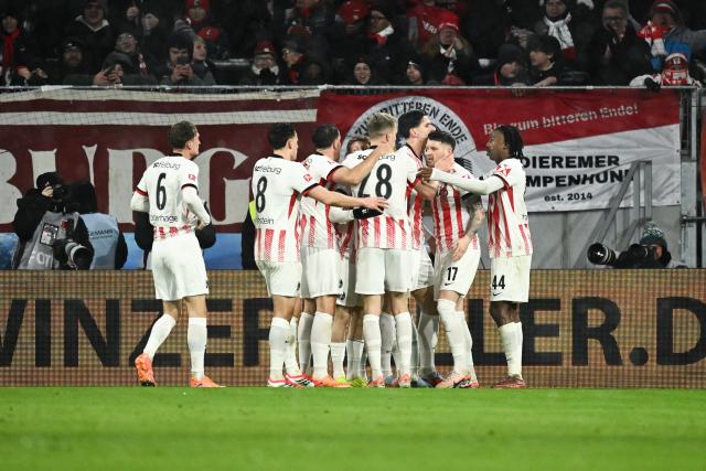 10 January 2026, Baden-Wuerttemberg, Freiburg im Breisgau: Freiburg players celebrate their side's second goal during the German Bundesliga soccer match between SC Freiburg and Hamburger SV at Europa-Park Stadium. Photo: Silas Stein/dpa - WICHTIGER HINWEIS: Gemäß den Vorgaben der DFL Deutsche Fußball Liga bzw. des DFB Deutscher Fußball-Bund ist es untersagt, in dem Stadion und/oder vom Spiel angefertigte Fotoaufnahmen in Form von Sequenzbildern und/oder videoähnlichen Fotostrecken zu verwerten bzw. verwerten zu lassen.