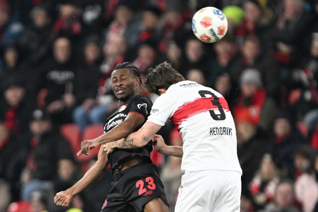 10 January 2026, North Rhine-Westphalia, Leverkusen: Bayer Leverkusen's Nathan Tella (L) and VfB Stuttgart's Ramon Hendriks battle for the ball during the German Bundesliga soccer match between Bayer Leverkusen and VfB Stuttgart at BayArena. Photo: Federico Gambarini/dpa - IMPORTANT NOTICE: DFL and DFB regulations prohibit any use of photographs as image sequences and/or quasi-video.