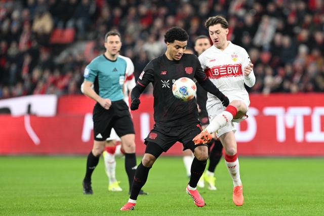 10 January 2026, North Rhine-Westphalia, Leverkusen: Bayer Leverkusen's Malik Tillman (L) and VfB Stuttgart's Angelo Stiller battle for the ball during the German Bundesliga soccer match between Bayer Leverkusen and VfB Stuttgart at BayArena. Photo: Federico Gambarini/dpa - IMPORTANT NOTICE: DFL and DFB regulations prohibit any use of photographs as image sequences and/or quasi-video.