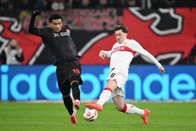 10 January 2026, North Rhine-Westphalia, Leverkusen: Bayer Leverkusen's Malik Tillman (L) and VfB Stuttgart's Angelo Stiller battle for the ball during the German Bundesliga soccer match between Bayer Leverkusen and VfB Stuttgart at BayArena. Photo: Federico Gambarini/dpa - IMPORTANT NOTICE: DFL and DFB regulations prohibit any use of photographs as image sequences and/or quasi-video.