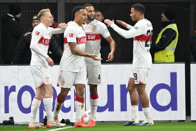 10 January 2026, North Rhine-Westphalia, Leverkusen: VfB Stuttgart's Jamie Leweling (2nd L) celebrates scoring his side's first goal with teammates during the German Bundesliga soccer match between Bayer Leverkusen and VfB Stuttgart at BayArena. Photo: Federico Gambarini/dpa - IMPORTANT NOTICE: DFL and DFB regulations prohibit any use of photographs as image sequences and/or quasi-video.