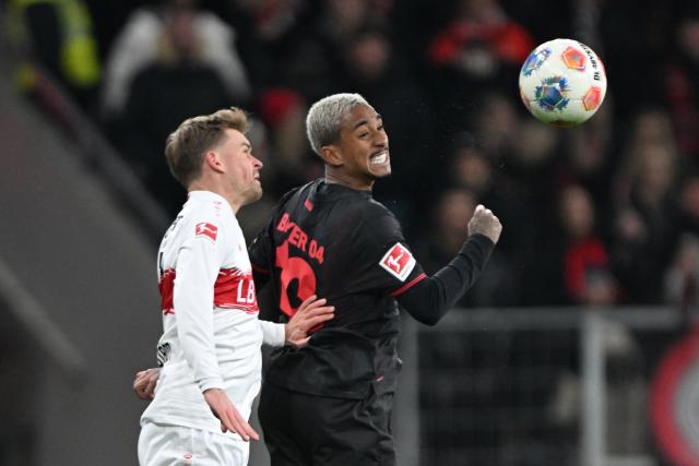 10 January 2026, North Rhine-Westphalia, Leverkusen: Bayer Leverkusen's Arthur (R) and VfB Stuttgart's Maximilian Mittelstaedt battle for the ball during the German Bundesliga soccer match between Bayer Leverkusen and VfB Stuttgart at BayArena. Photo: Federico Gambarini/dpa - IMPORTANT NOTICE: DFL and DFB regulations prohibit any use of photographs as image sequences and/or quasi-video.
