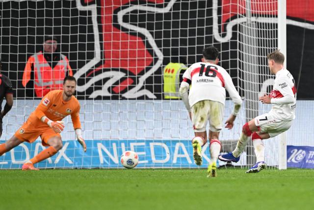 10 January 2026, North Rhine-Westphalia, Leverkusen: Stuttgart's Maximilian Mittelstaedt (R) scores his side's second goal during the German Bundesliga soccer match between Bayer Leverkusen and VfB Stuttgart at BayArena. Photo: Federico Gambarini/dpa - IMPORTANT NOTICE: DFL and DFB regulations prohibit any use of photographs as image sequences and/or quasi-video.