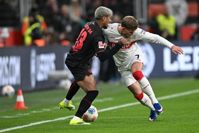 10 January 2026, North Rhine-Westphalia, Leverkusen: Bayer Leverkusen's Arthur (L) and VfB Stuttgart's Maximilian Mittelstaedt battle for the ball during the German Bundesliga soccer match between Bayer Leverkusen and VfB Stuttgart at BayArena. Photo: Federico Gambarini/dpa - IMPORTANT NOTICE: DFL and DFB regulations prohibit any use of photographs as image sequences and/or quasi-video.