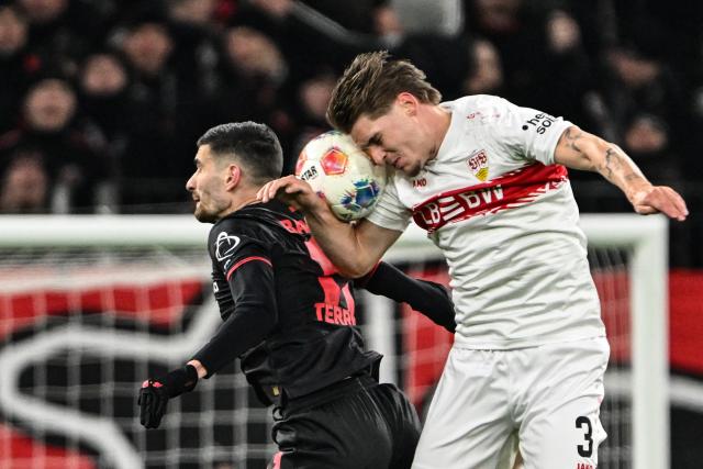 10 January 2026, North Rhine-Westphalia, Leverkusen: Bayer Leverkusen's Martin Terrier (L) and VfB Stuttgart's Ramon Hendriks battle for the ball during the German Bundesliga soccer match between Bayer Leverkusen and VfB Stuttgart at BayArena. Photo: Federico Gambarini/dpa - IMPORTANT NOTICE: DFL and DFB regulations prohibit any use of photographs as image sequences and/or quasi-video.