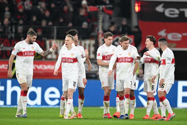 10 January 2026, North Rhine-Westphalia, Leverkusen: Stuttgart players celebrate their side's fourth goal during the German Bundesliga soccer match between Bayer Leverkusen and VfB Stuttgart at BayArena. Photo: Federico Gambarini/dpa - IMPORTANT NOTICE: DFL and DFB regulations prohibit any use of photographs as image sequences and/or quasi-video.
