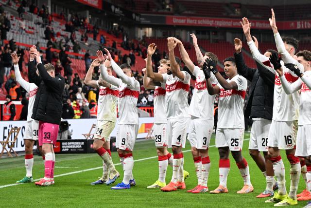 10 January 2026, North Rhine-Westphalia, Leverkusen: Stuttgart players thank the fans after the German Bundesliga soccer match between Bayer Leverkusen and VfB Stuttgart at BayArena. Photo: Federico Gambarini/dpa - IMPORTANT NOTICE: DFL and DFB regulations prohibit any use of photographs as image sequences and/or quasi-video.