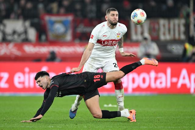 10 January 2026, North Rhine-Westphalia, Leverkusen: Bayer Leverkusen's Alejo Sarco (L) and VfB Stuttgart's Jeff Chabot battle for the ball during the German Bundesliga soccer match between Bayer Leverkusen and VfB Stuttgart at BayArena. Photo: Federico Gambarini/dpa - IMPORTANT NOTICE: DFL and DFB regulations prohibit any use of photographs as image sequences and/or quasi-video.