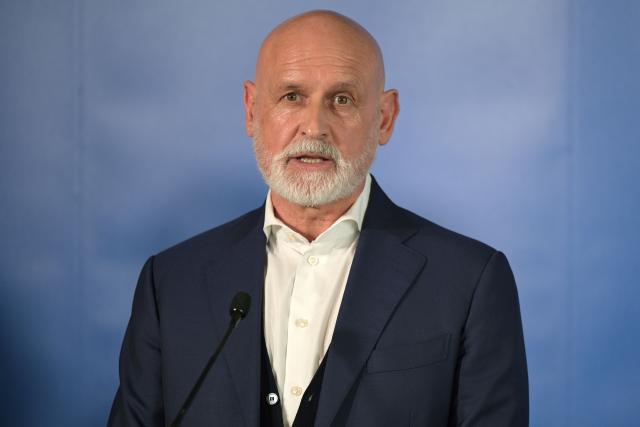 FILED - 06 April 2025, Brandenburg, Potsdam: Volker Geyer, now federal chairman of the German Civil Service Association (dbb), issues a statement following the conclusion of collective bargaining negotiations for the public sector. Photo: Michael Bahlo/dpa