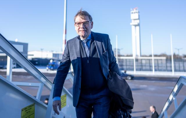 11 January 2026, Brandenburg, Schönefeld: Johann Wadephul, Germany's Foreign Minister, boards a Special Air Mission aircraft en route to the United States. He is stopping in Iceland to meet with Icelandic Foreign Minister Pordis Kolbrun Gunnarsdottir. Photo: Michael Kappeler/dpa
