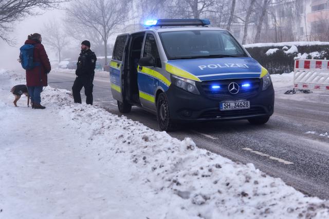 11 January 2026, Hamburg, Wedel: Police officers supervise the evacuation within a radius of around 1,000 meters from the site where a 250-kilogram World War II bomb was found. Photo: Marcus Golejewski/dpa