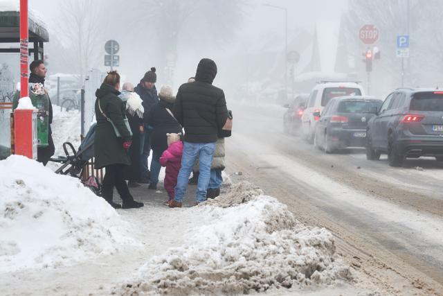 11 January 2026, Hamburg, Wedel: Affected residents are being transported by shuttle buses to the evacuation site at Ernst Barlach Community School during the evacuation period. Photo: Marcus Golejewski/dpa