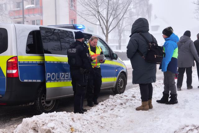 11 January 2026, Hamburg, Wedel: Police officers supervise the evacuation within a 1,000-meter radius of the site where a 250-kilogram World War II bomb was found. Photo: Marcus Golejewski/dpa