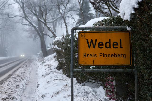 11 January 2026, Hamburg, Wedel: The town sign of Wedel is seen on the day of an evacuation within a radius of around 1,000 meters from the site where a 250-kilogram World War II bomb was found. Photo: Marcus Golejewski/dpa