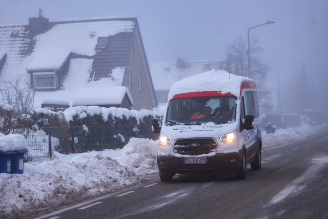 11 January 2026, Hamburg, Wedel: German Red Cross (DRK) emergency personnel are seen on the day of an evacuation within a radius of around 1,000 meters from the site where a 250-kilogram World War II bomb was found. Photo: Marcus Golejewski/dpa